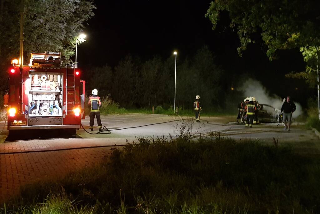 Flinke autobrand op parkeerplaats