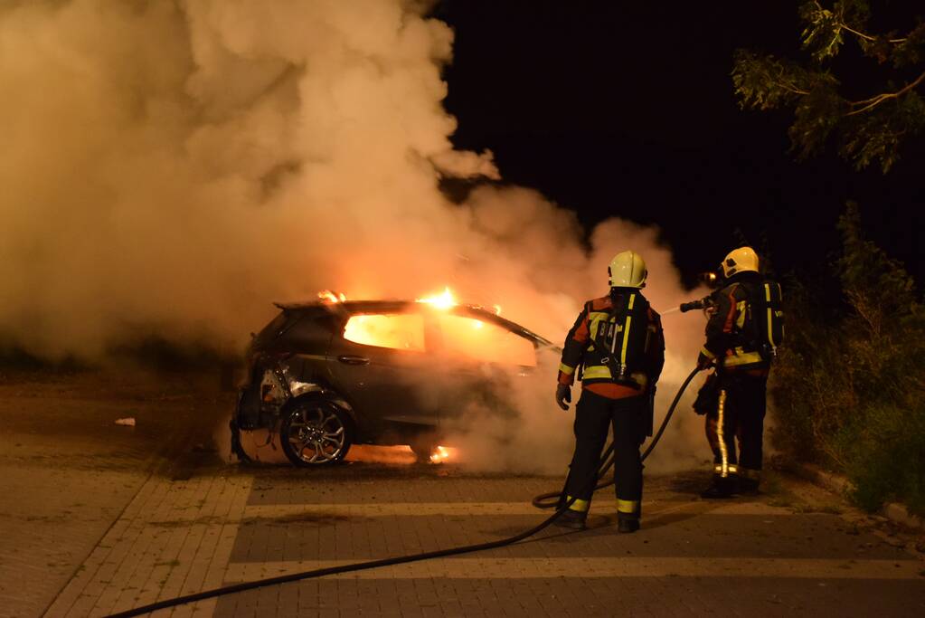Flinke autobrand op parkeerplaats