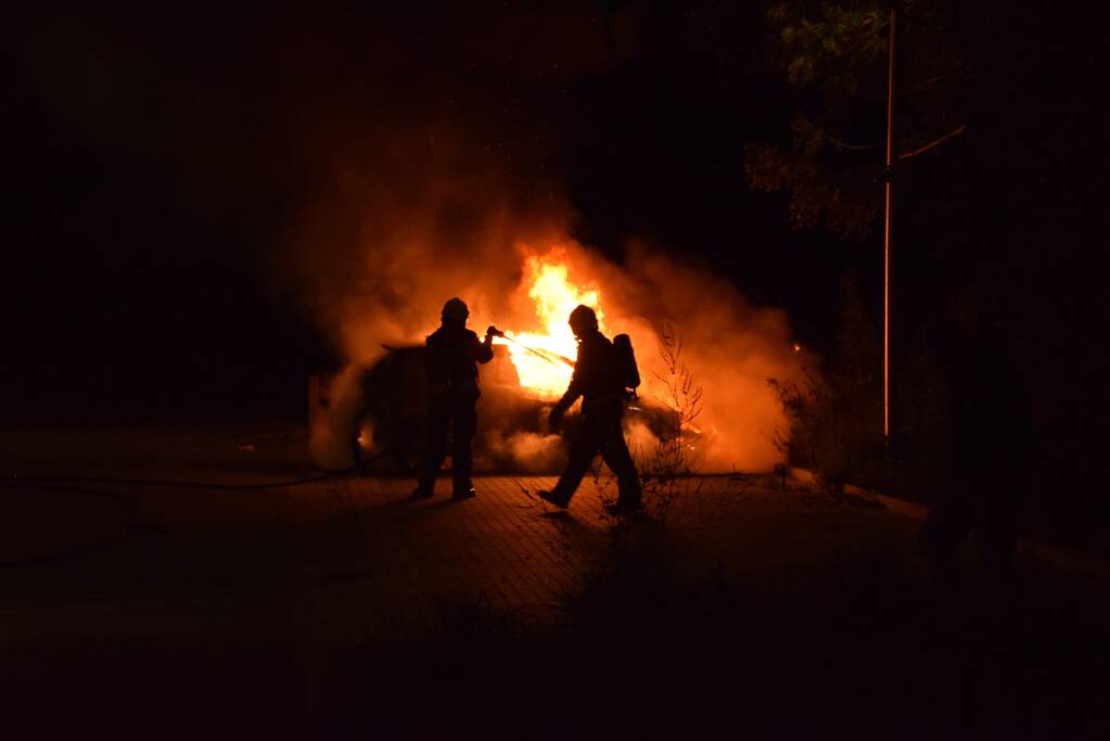 Flinke autobrand op parkeerplaats