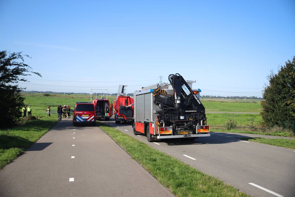 Auto raakt van de weg belandt in sloot