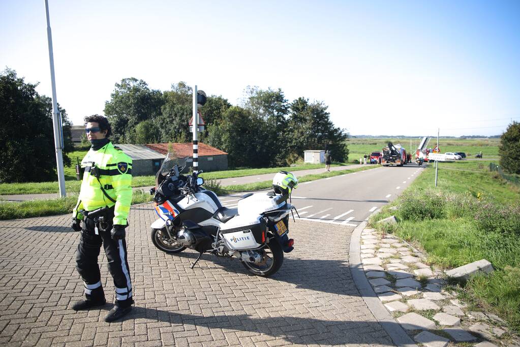 Auto raakt van de weg belandt in sloot