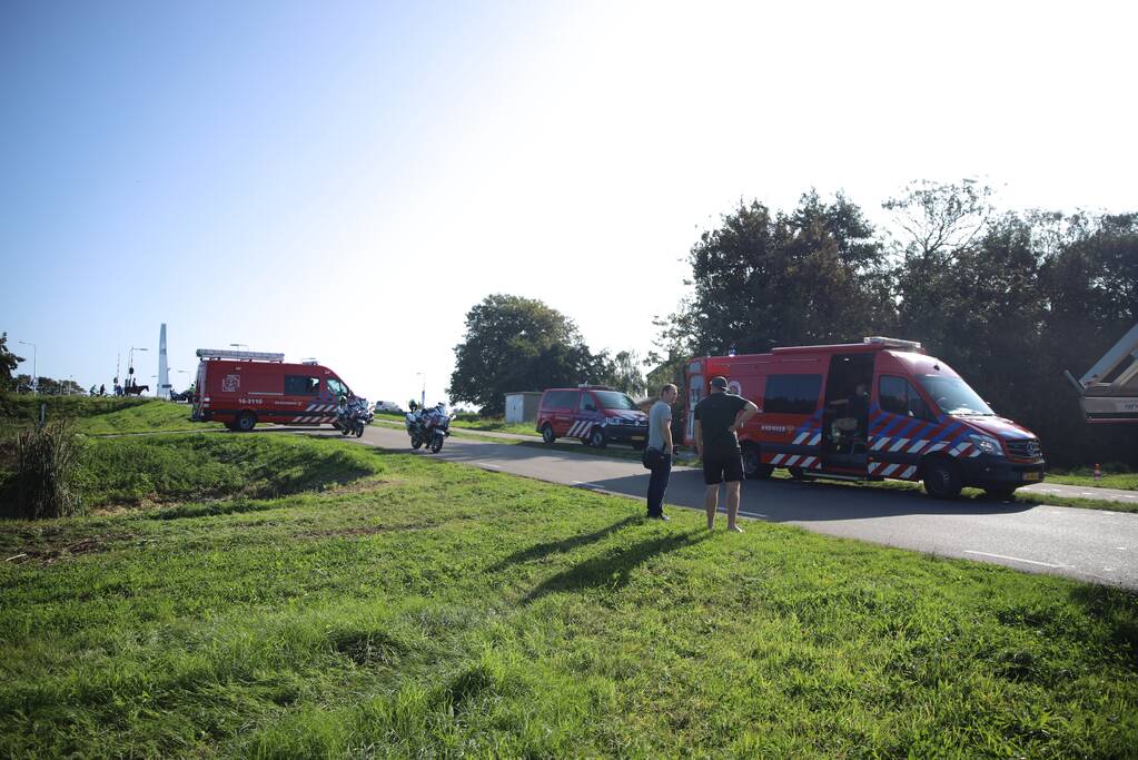 Auto raakt van de weg belandt in sloot