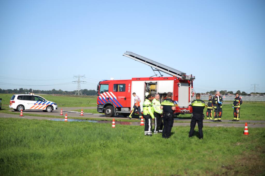Auto raakt van de weg belandt in sloot