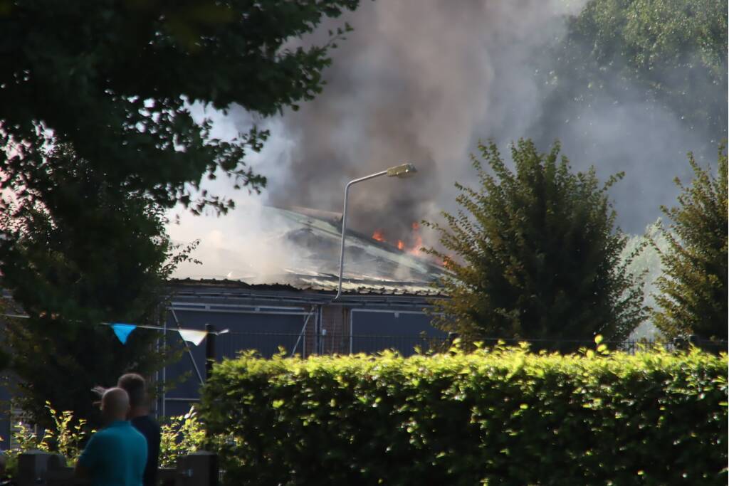 Grote schuurbrand veroorzaakt flinke rookwolken