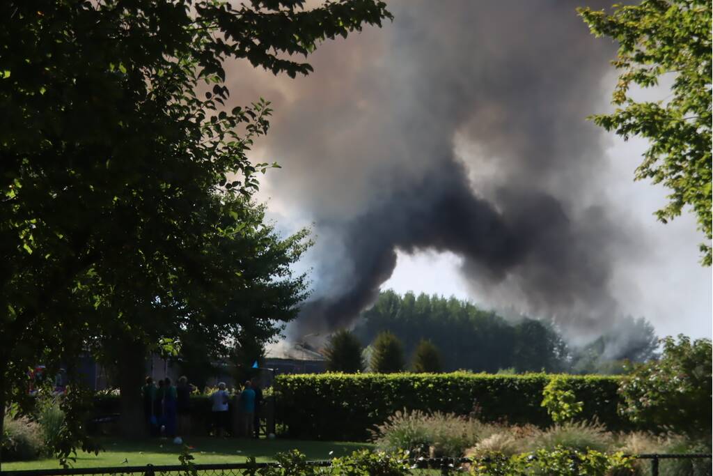Grote schuurbrand veroorzaakt flinke rookwolken