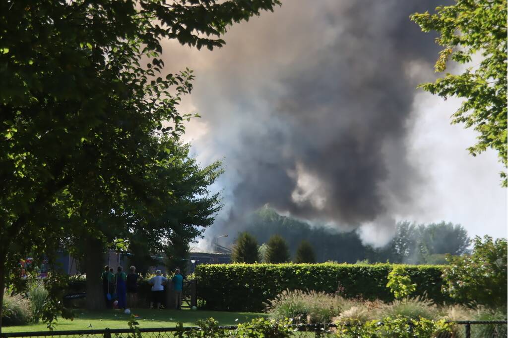 Grote schuurbrand veroorzaakt flinke rookwolken