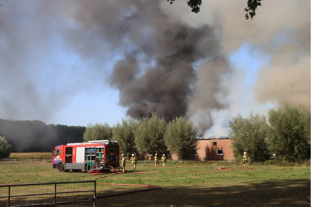 Grote schuurbrand veroorzaakt flinke rookwolken