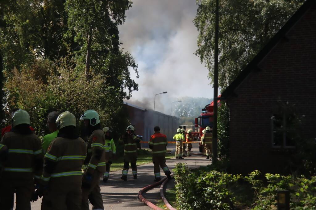 Grote schuurbrand veroorzaakt flinke rookwolken