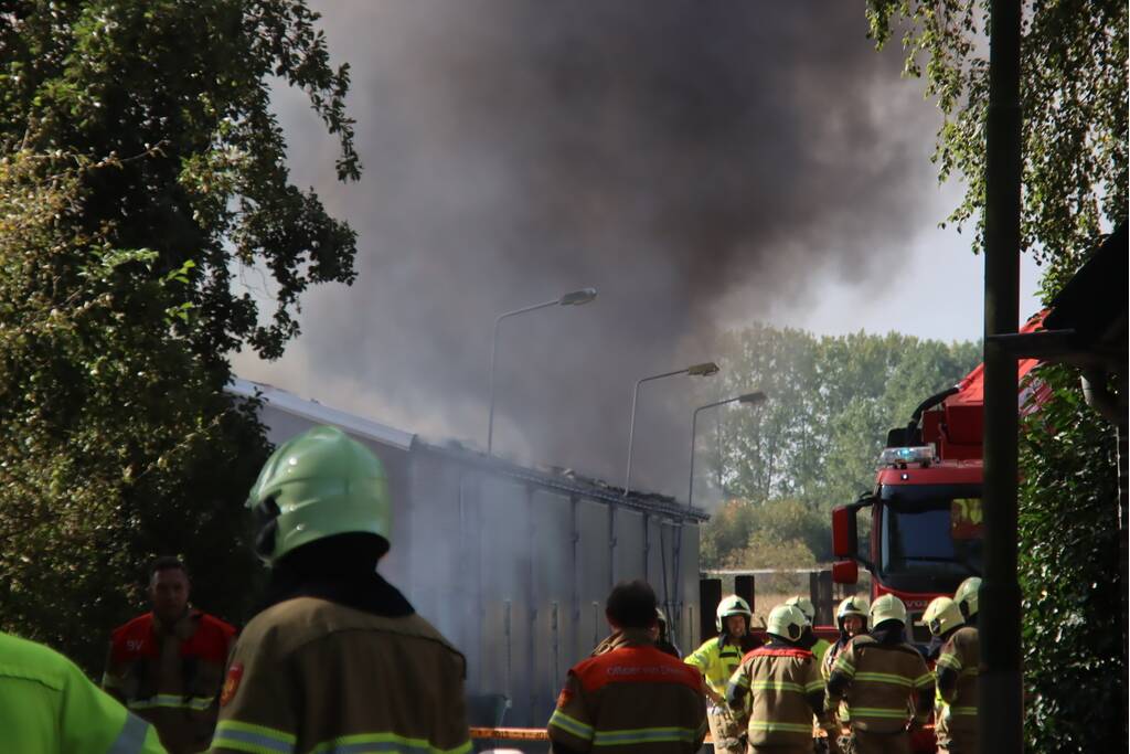 Grote schuurbrand veroorzaakt flinke rookwolken