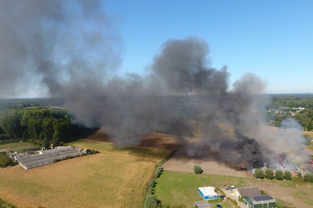 Grote schuurbrand veroorzaakt flinke rookwolken