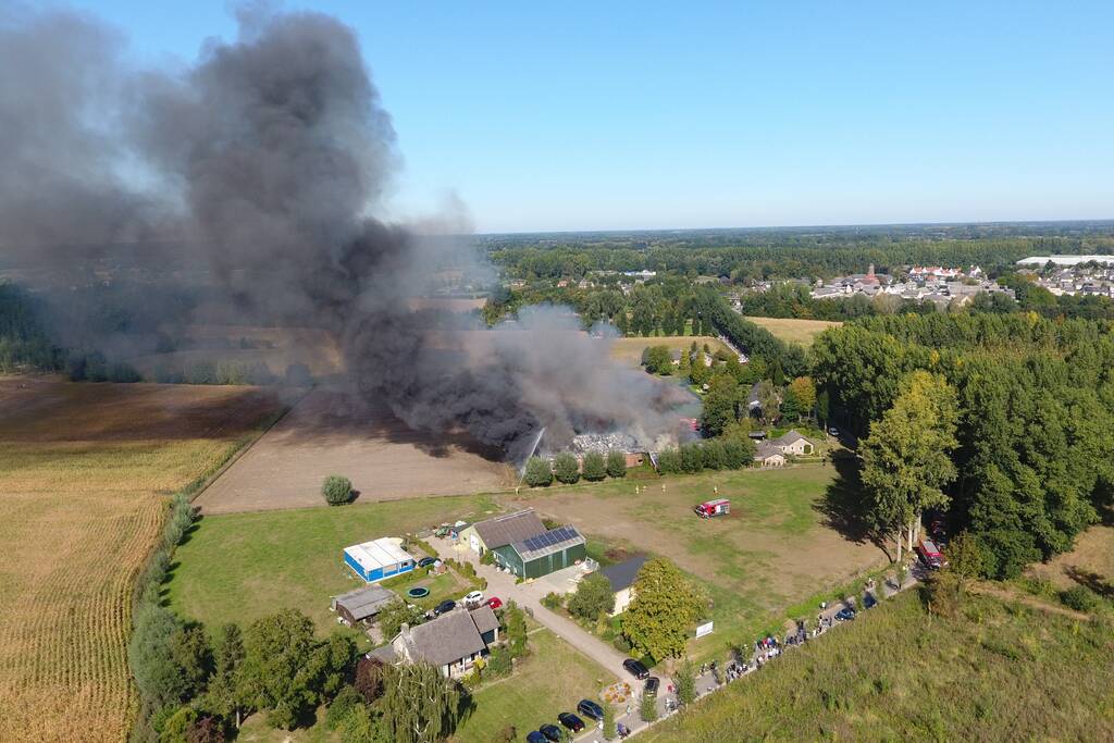 Grote schuurbrand veroorzaakt flinke rookwolken
