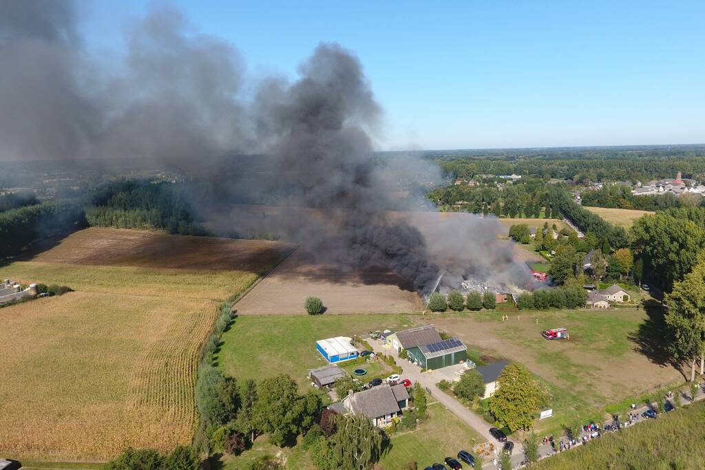 Grote schuurbrand veroorzaakt flinke rookwolken