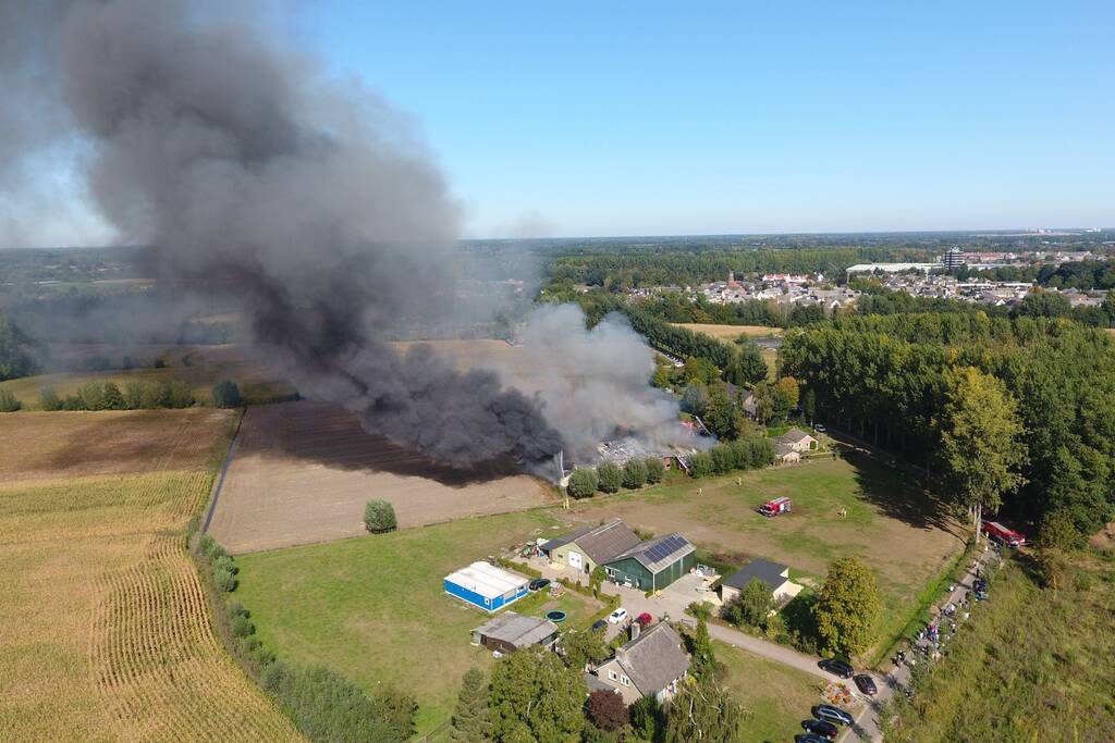 Grote schuurbrand veroorzaakt flinke rookwolken