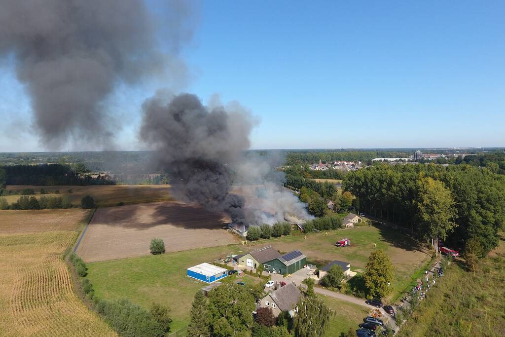 Grote schuurbrand veroorzaakt flinke rookwolken