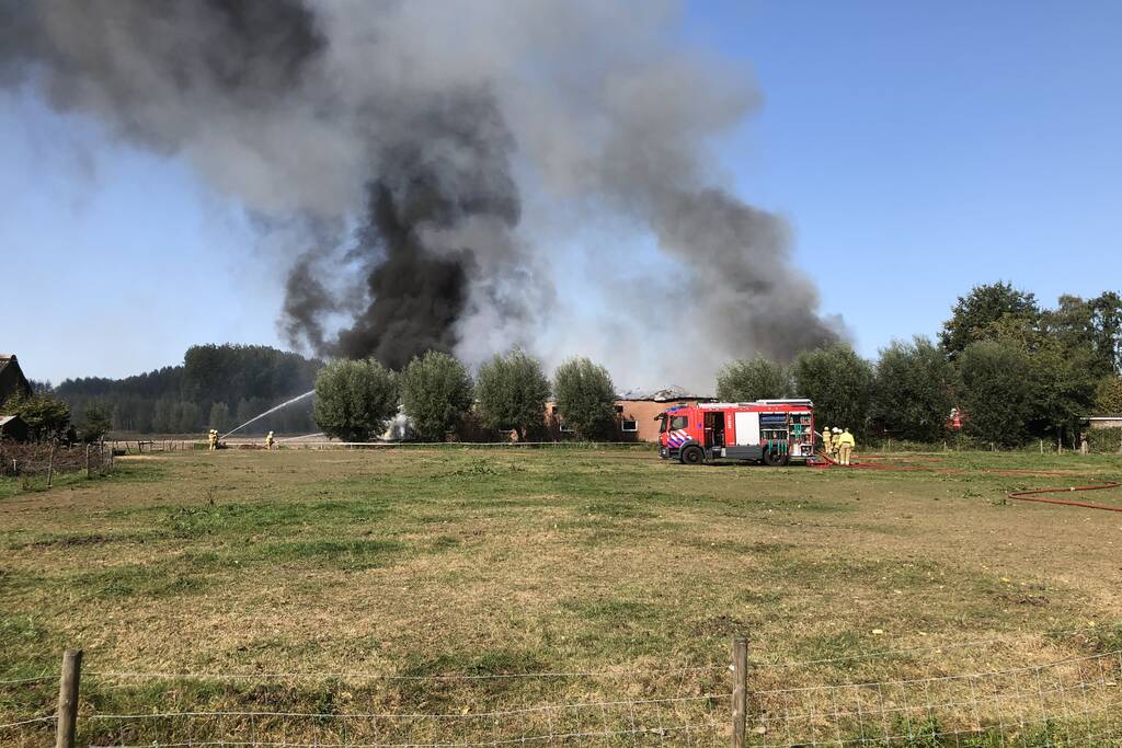 Grote schuurbrand veroorzaakt flinke rookwolken