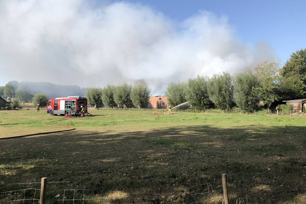 Grote schuurbrand veroorzaakt flinke rookwolken