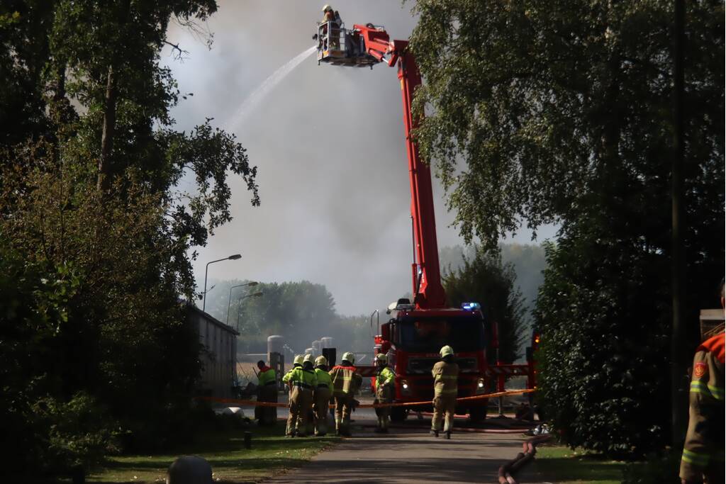 Grote schuurbrand veroorzaakt flinke rookwolken