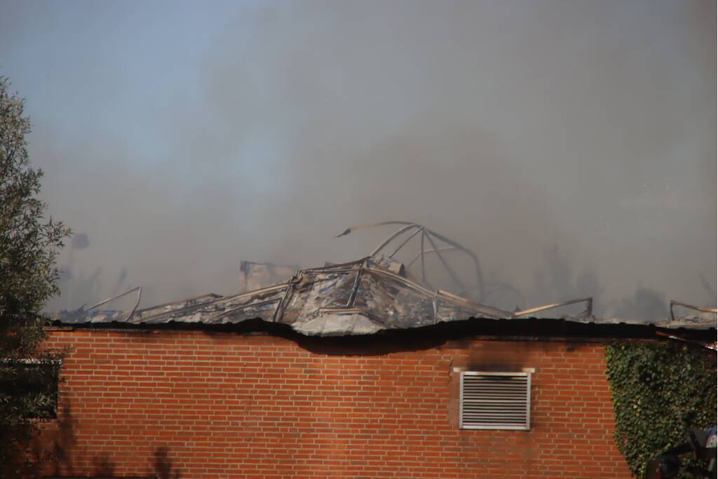 Grote schuurbrand veroorzaakt flinke rookwolken