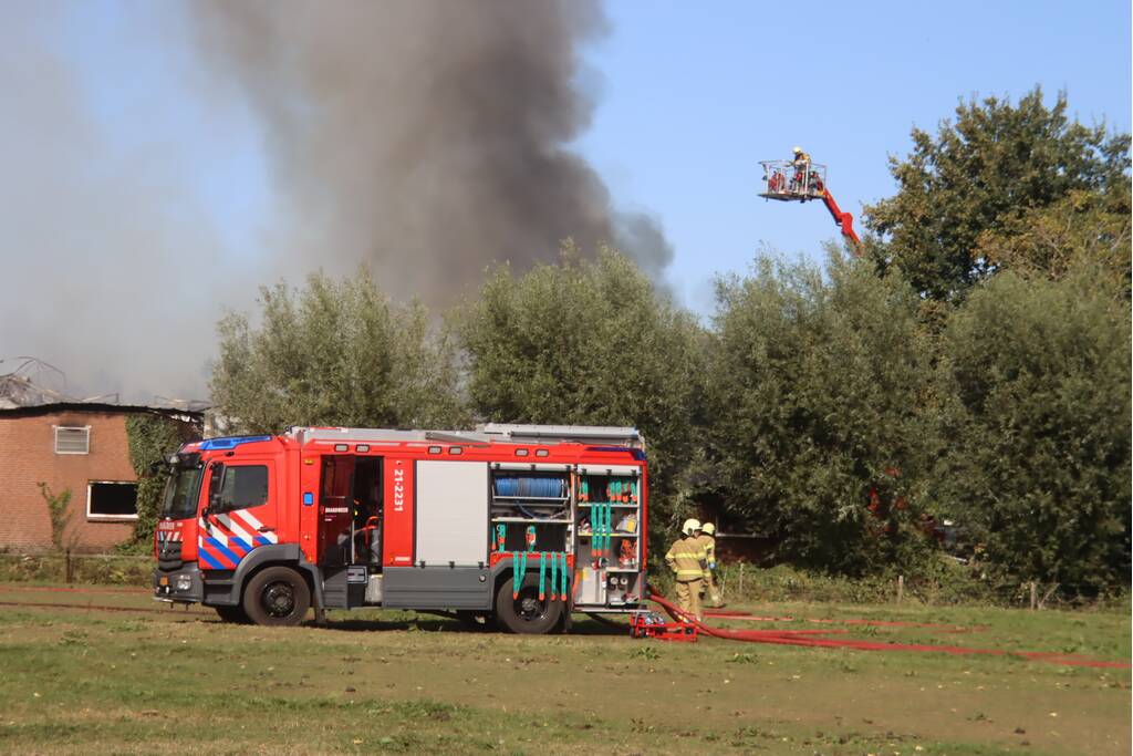 Grote schuurbrand veroorzaakt flinke rookwolken