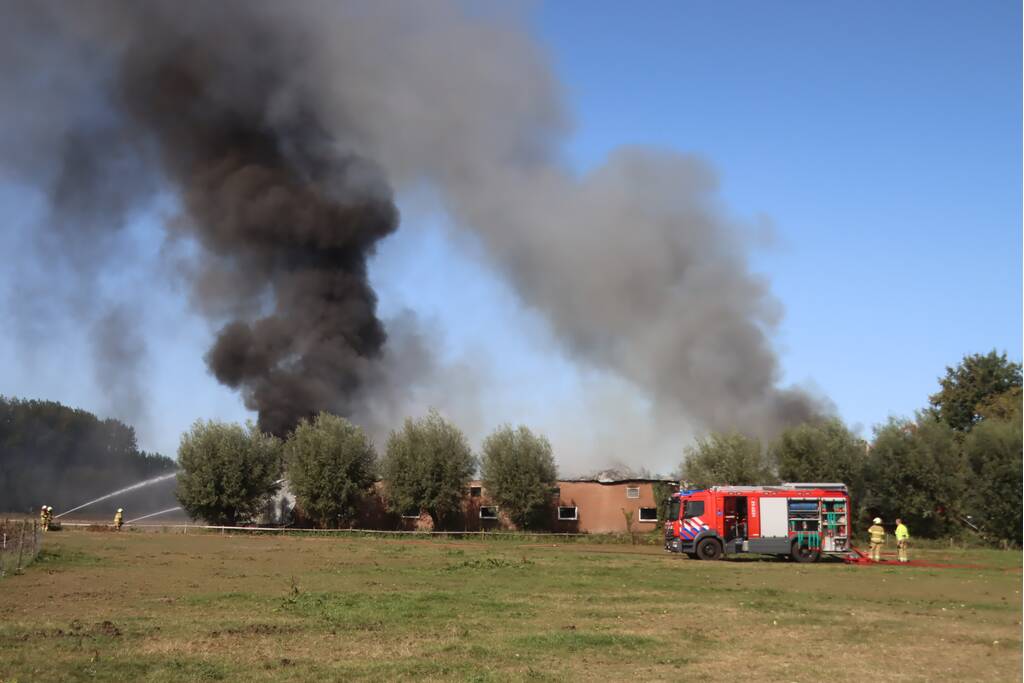 Grote schuurbrand veroorzaakt flinke rookwolken