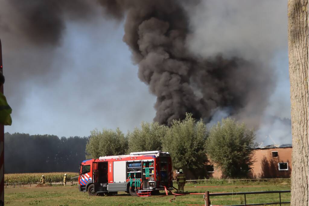 Grote schuurbrand veroorzaakt flinke rookwolken