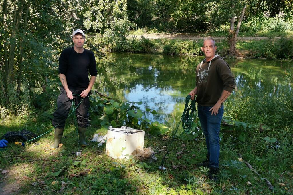Magneetvissers halen gestolen kluis met urn uit water