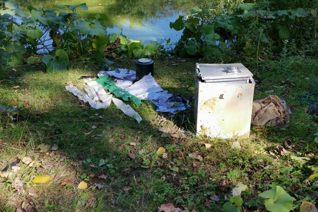 Magneetvissers halen gestolen kluis met urn uit water