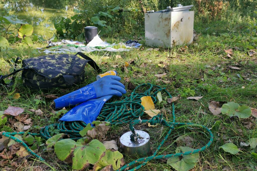 Magneetvissers halen gestolen kluis met urn uit water