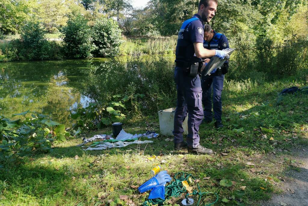 Magneetvissers halen gestolen kluis met urn uit water