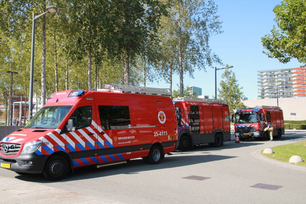 Brandweer zoekt met duikers naar mogelijke persoon te water