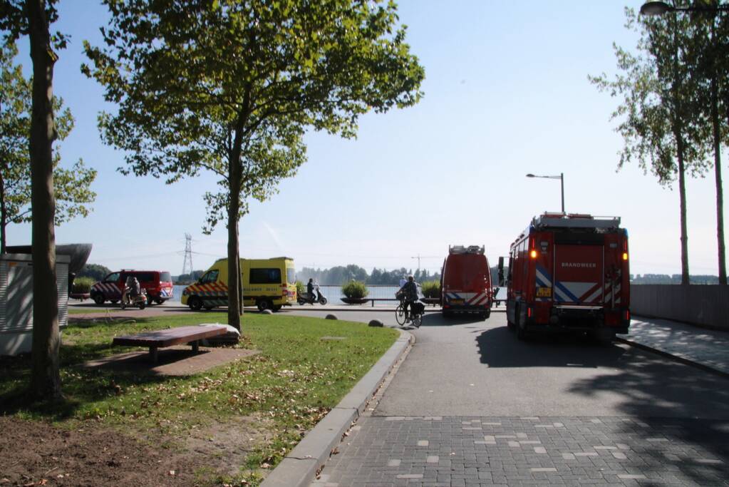 Brandweer zoekt met duikers naar mogelijke persoon te water