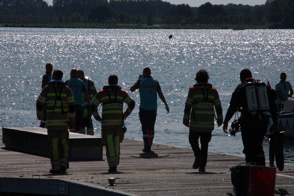 Brandweer zoekt met duikers naar mogelijke persoon te water
