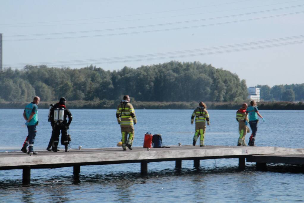 Brandweer zoekt met duikers naar mogelijke persoon te water