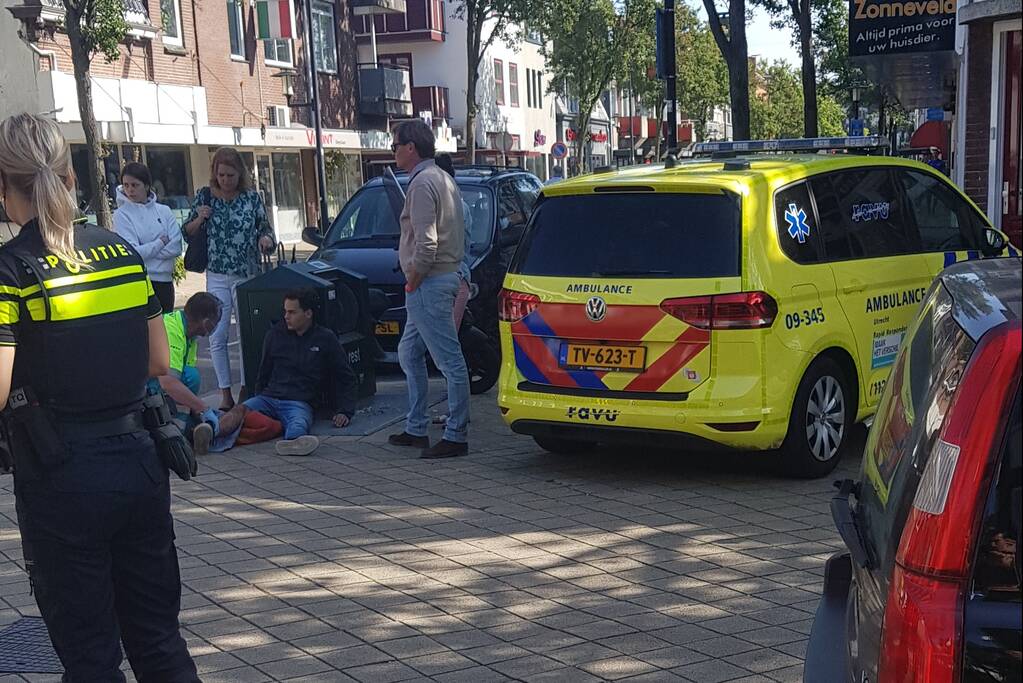 Scooter en auto botsen op elkaar