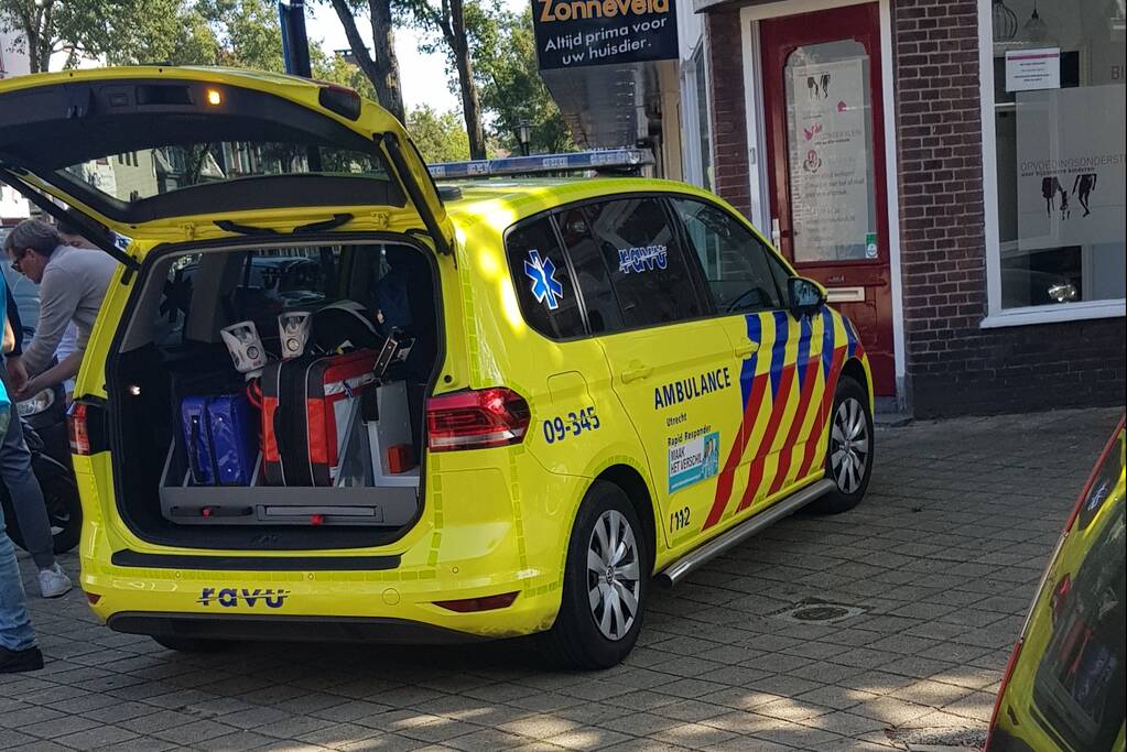 Scooter en auto botsen op elkaar
