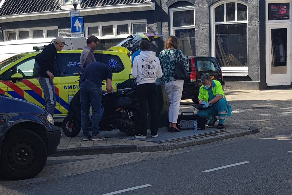 Scooter en auto botsen op elkaar