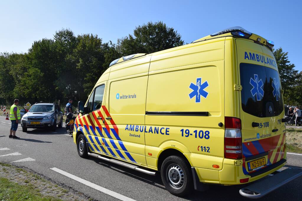 Gewonden na botsing tussen motor en personenauto
