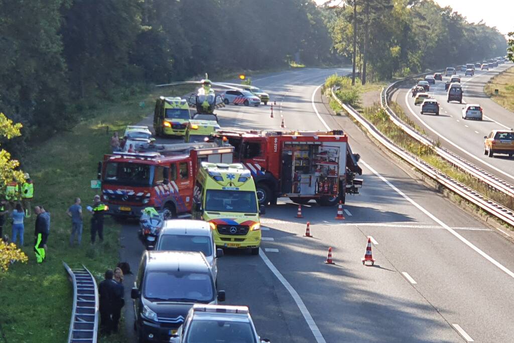 Auto vliegt van de snelweg belandt tussen de bomen