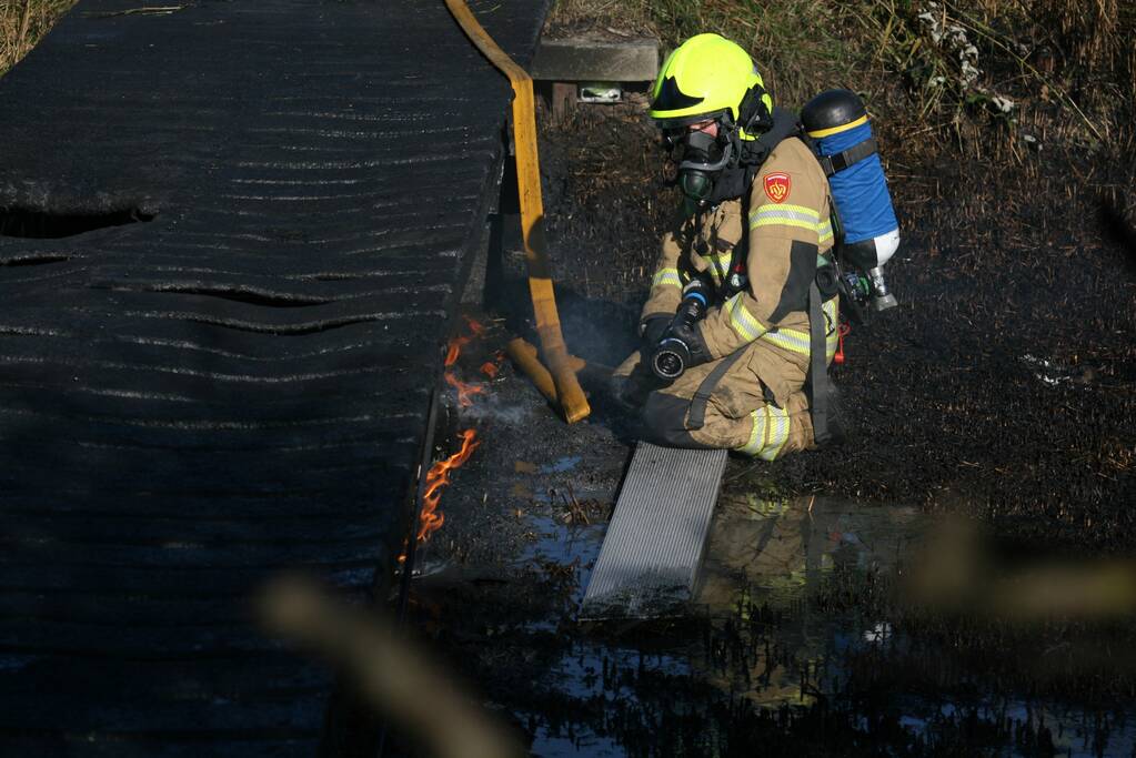 Brug in Quelderduyn gaat in vlammen op