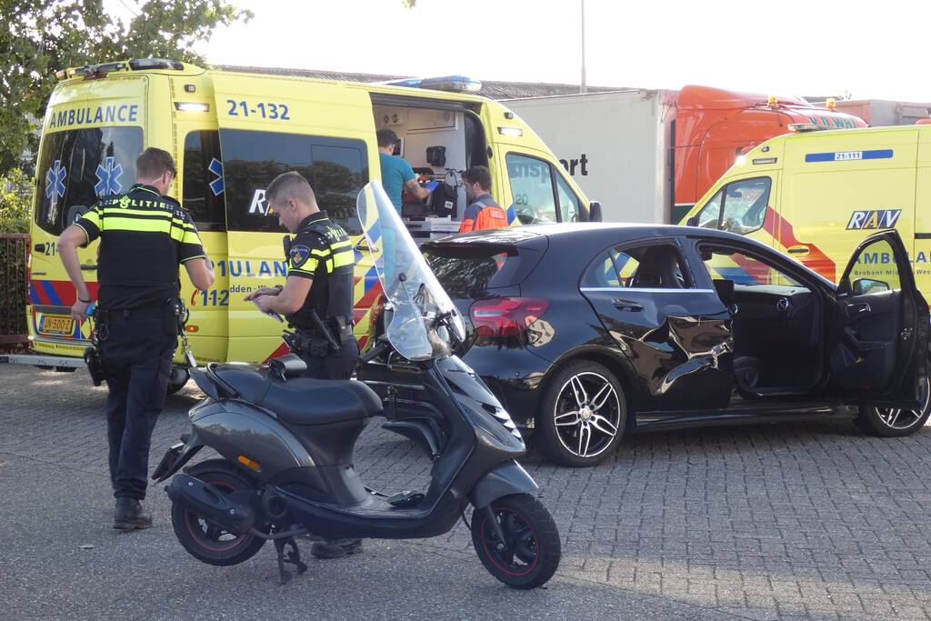 Auto en scooter botsen op elkaar