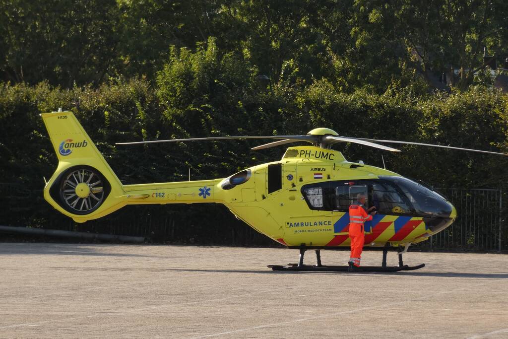 Auto en scooter botsen op elkaar