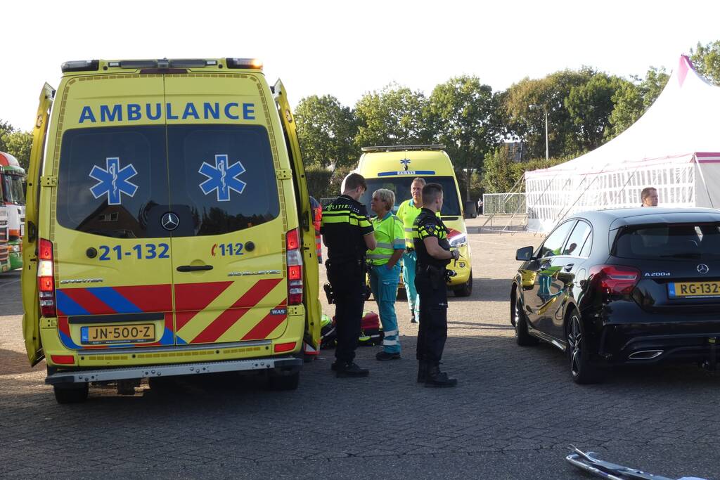 Auto en scooter botsen op elkaar