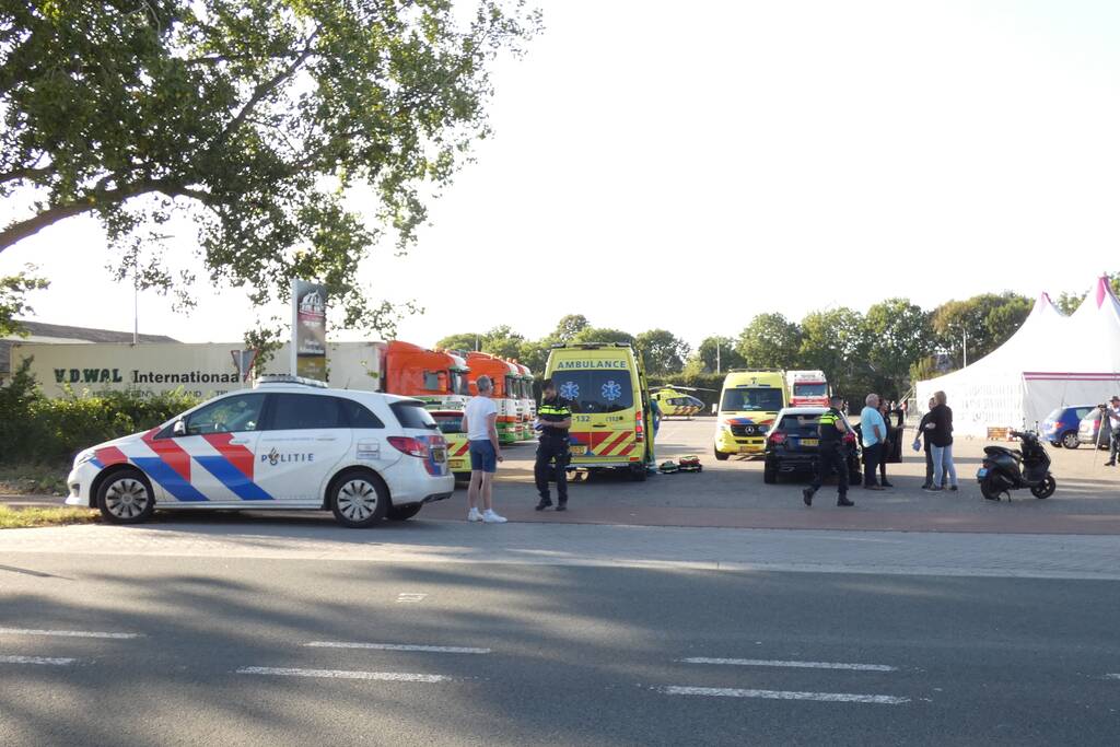 Auto en scooter botsen op elkaar