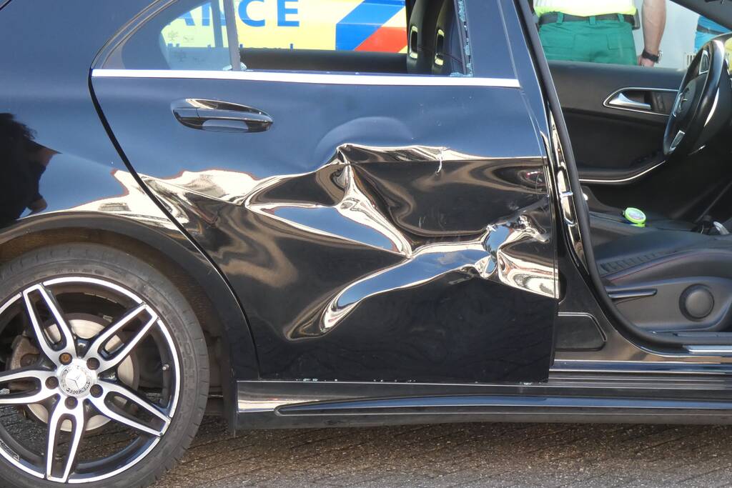 Auto en scooter botsen op elkaar