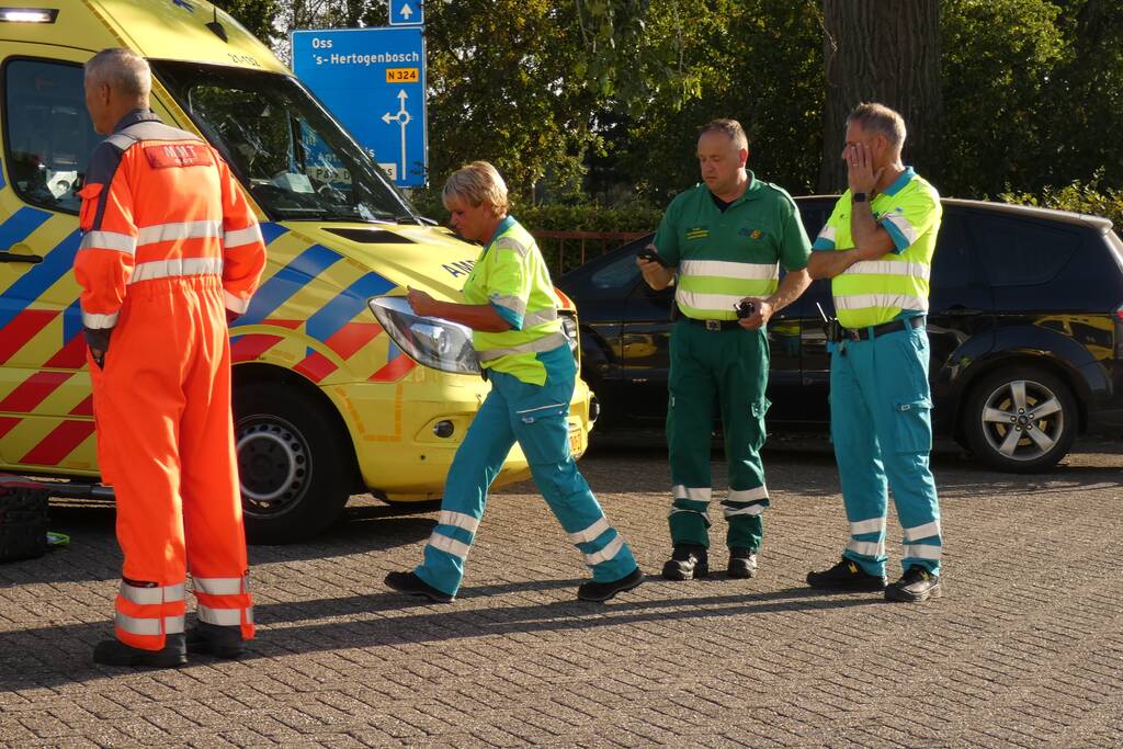 Auto en scooter botsen op elkaar