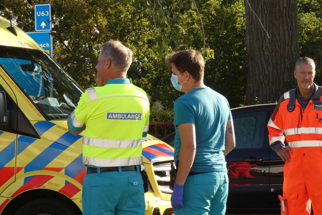 Auto en scooter botsen op elkaar