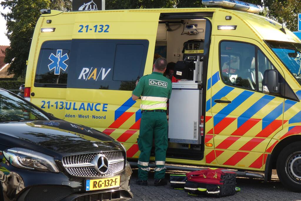 Auto en scooter botsen op elkaar
