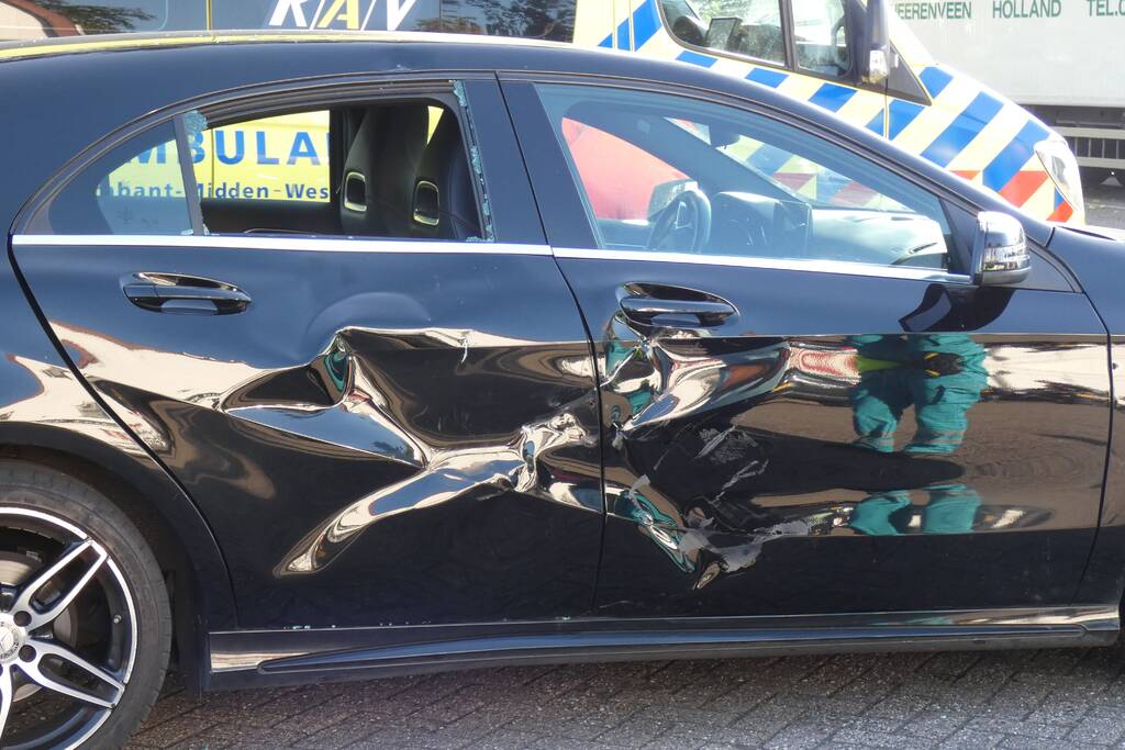 Auto en scooter botsen op elkaar