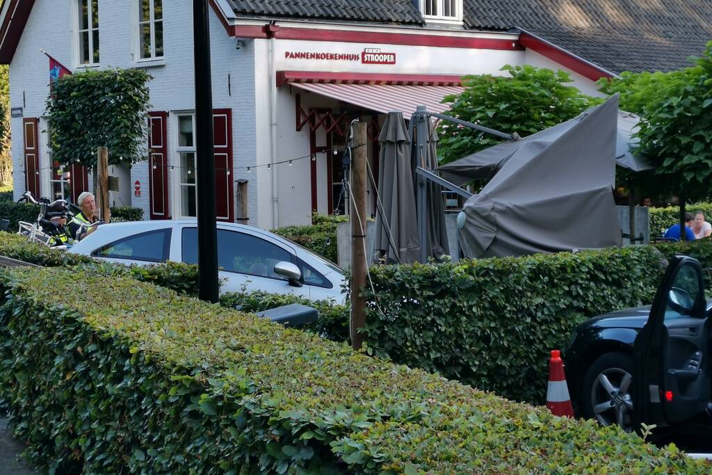 Auto vliegt terras pannenkoekenhuis Den Strooper op