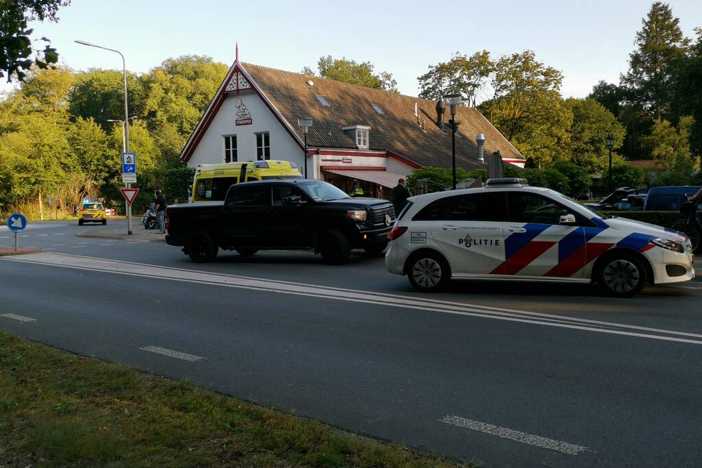 Auto vliegt terras pannenkoekenhuis Den Strooper op